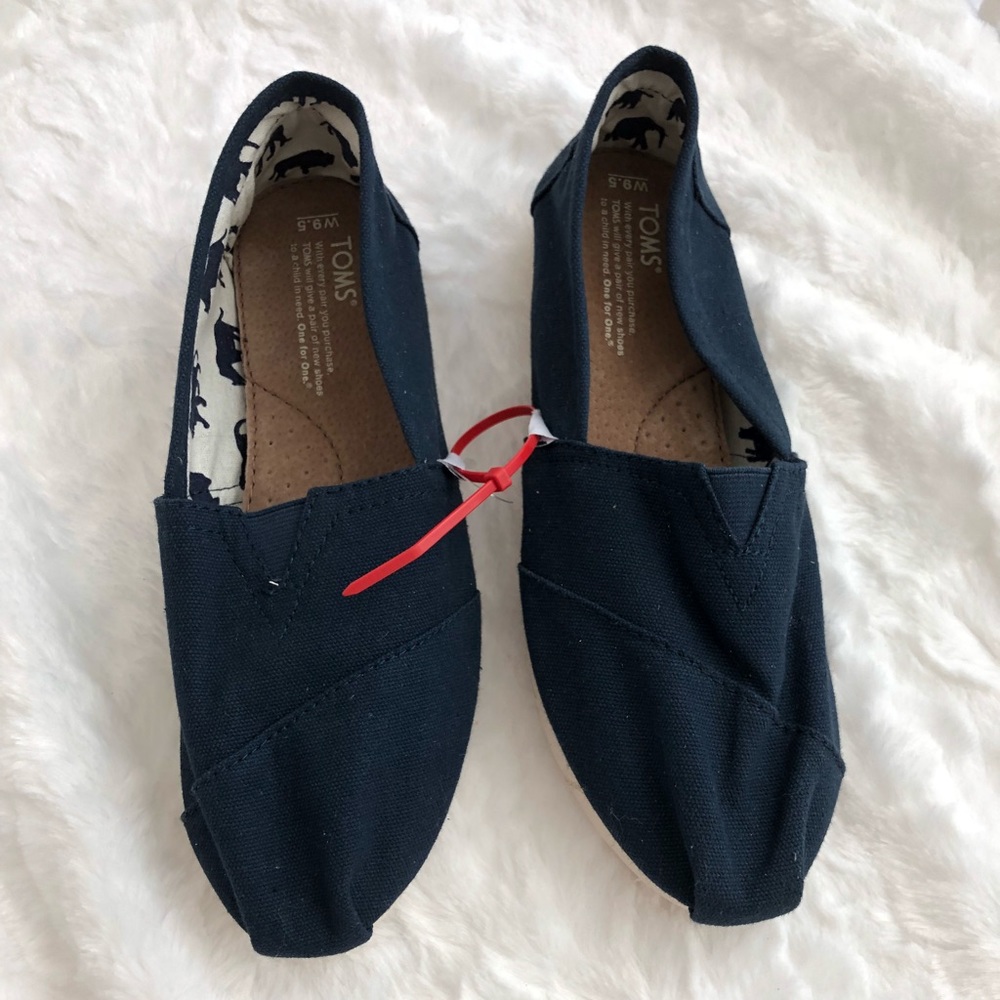 TOMS navy canvas slip ons flats NWOT sz 9.5
